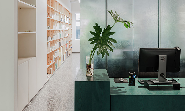 小型玻璃綠色系辦公室前臺設(shè)計 小型玻璃綠色系辦公室前臺設(shè)計