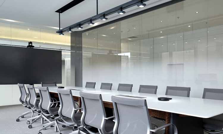 現(xiàn)代風辦公玻璃隔斷會議室