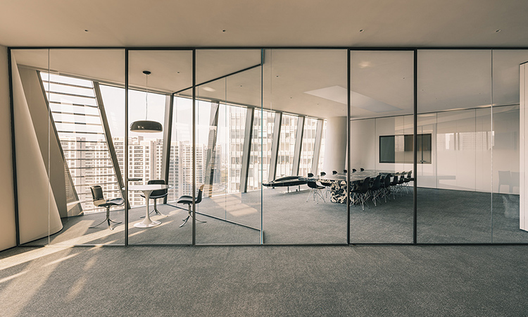 高層寫字樓落地玻璃會議室
