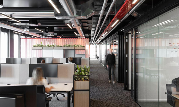 開放式員工辦公區(qū)通風管道